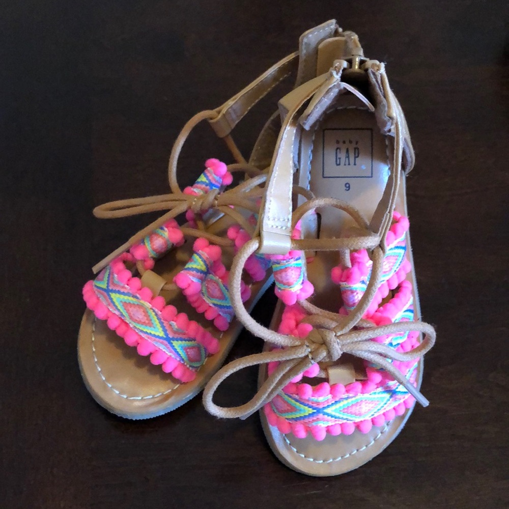 GAP sandals size 6